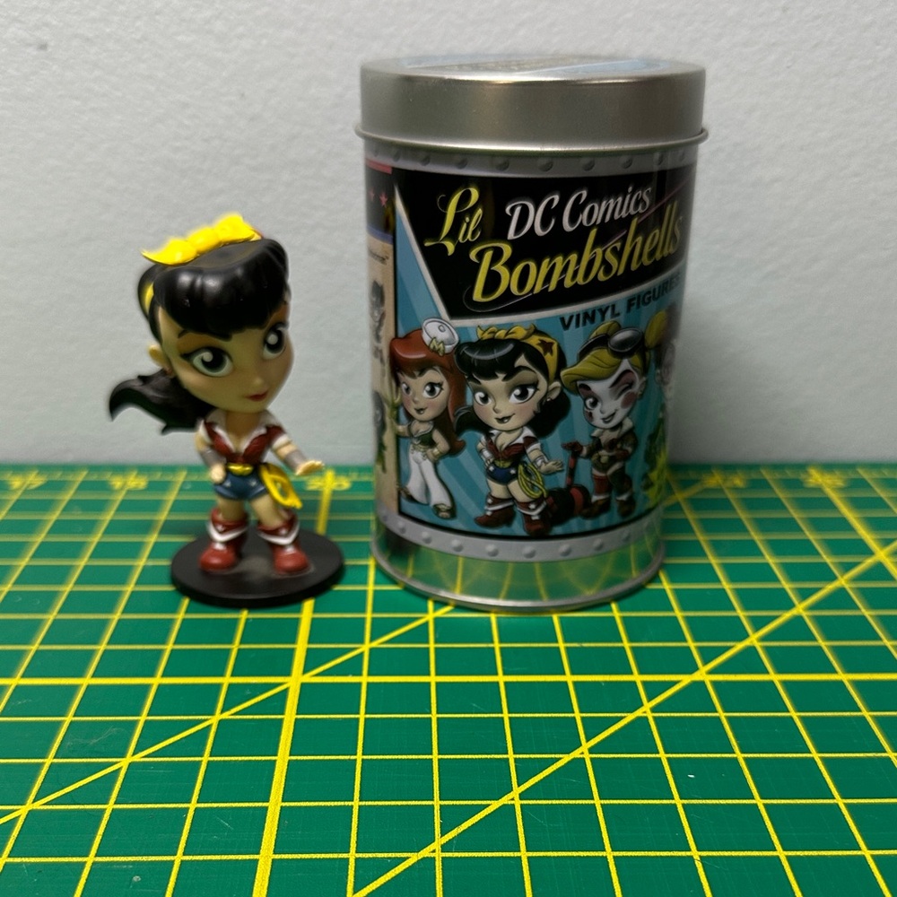 DC Comics Bombshells Vinyl Figure with Yellow and Blue